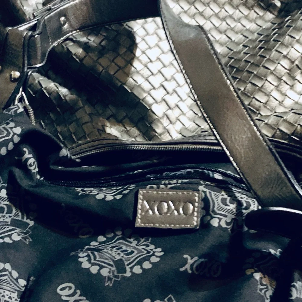 XOXO Silver Woven Hobo Bag in  basket weave zip top 10x14 NWOT